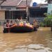 Kapolsek Bojongsari dan Anggota Polsek Bersama Team Tagana Beraksi di Lokasi Banjir
