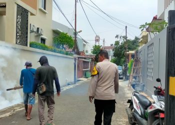 Untuk Mencegah Penyakit DBD, Bhabinkamtibmas Jakasampurna melaksanakan Monitoring Pengasapan atau Fogging