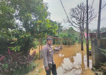 Babhinkamtibmas Polsek Serpong Polres Tangsel Lakukan Pengecekan Debit Air Kali Angke