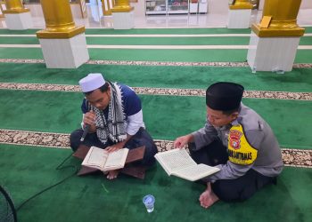 Bhabinkamtibmas Pulau Lancang Ajak Warga Perkuat Iman dan Silaturahmi Melalui Hataman dan Tadarus Quran