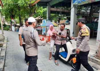 Polsek Kepulauan Seribu Selatan Berbagi Berkah Ramadhan dengan Pemberian Takjil kepada Warga Pulau Tidung