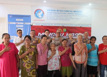 Minggu Kasih di Rumah Panti Jompo, Kapolres Metro Jakut Serahkan Kursi Roda