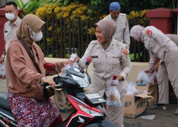 ASN Polres Tangerang Selatan Bagikan Takjil Berbuka Puasa di Polsek Pondok Aren