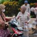 ASN Polres Tangerang Selatan Bagikan Takjil Berbuka Puasa di Polsek Pondok Aren