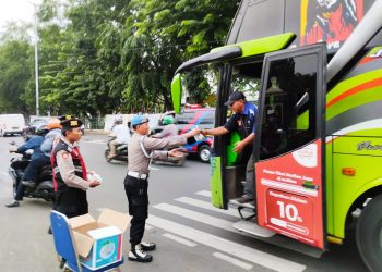 Polisi berbagi di bulan suci ramadhan, ratusan takjil ludes di serbu pengguna jalan di Ciracas