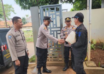 Bergerak ke TPU Prumpung, Polisi berikan sembako kepada security