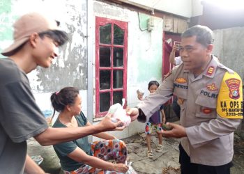 Berburu berkah di bulan ramadhan, Polsek Cipayung rutin bagikan takjil ke masyarakat