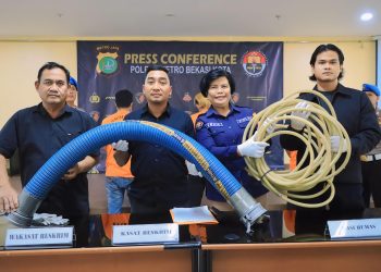 Satreskrim Polres Metro Bekasi Kota gelar Ungkap Kasus SPBU Jual BBM Pertalite Bercampur Air dan Tetapkan 3 Tersangka Tindak Pidana Penyalagunaan Niaga BBM Bersubsidi