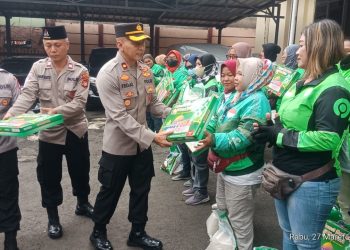 Polisi Bagi-Bagi Sembako Ke Ojol Hingga Disabilitas Di Jakarta Selatan