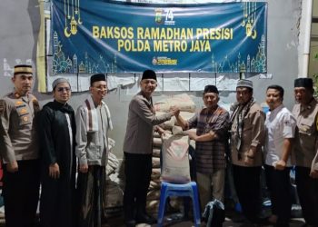 Bansos Ramadhan Presisi Polsek Tambora Berikan 50 Sak Semen untuk Perbaikan Masjid Jami Al Mutaqien