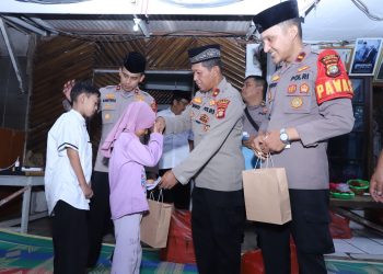 Kapolsek Mampang Bukber Bareng Warga Slum Area, Santuni Anak Yatim