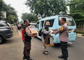 Sediakan Takjil Bagi Pengguna Jalan, Polisi Harap Bulan Ramadhan Penuh Berkah