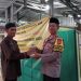 Kasat Binmas Polres Kepulauan Seribu Berbagi Berkah Ramadhan dengan Membagikan Takjil Keliling
