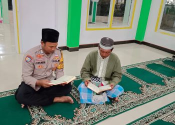 Bhabinkamtibmas Pulau Sabira Berperan Aktif dalam Membangun Kedekatan dengan Warga Melalui Kegiatan Keagamaan