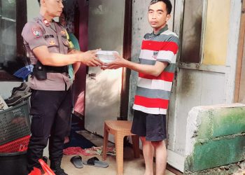 Berbagi Berkah Ramadhan: Aiptu Agus Riyanto Bagikan Makanan Buka Puasa di Slum Area