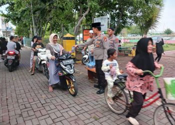 Polsek Kepulauan Seribu Utara Bagikan Berkah Ramadhan: Takjil Keliling di Pulau Kelapa