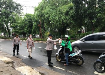 Polisi Bagikan takjil ramadhan di Pulogadung