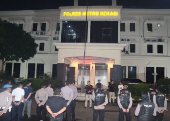 Kasi Humas Polres Metro Bekasi Bagikan Makan Sahur dan Pimpin Patroli Demi Cegah Kejahatan