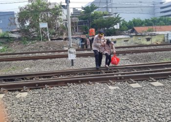 Keren … Di sela-sela menjalankan tugasnya, Kasat Binmas Polres Metro Jakarta Timur bantu nenek-nenek menyeberang di perlintasan kereta api