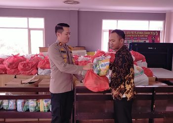 Wujud kepedulian dan kecintaan di bulan ramadhan, Kapolsek Cakung bagikan sembako ke personil Polsek dan PHL