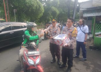 Ramadhan berkah, Polsek Pulogadung berbagi takjil kepada pengguna jalan raya