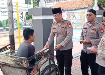 Polsek Kepulauan Seribu Utara Bagikan Takjil kepada Warga Pulau Kelapa dan Harapan dalam Ramadhan Baroqah