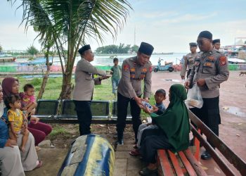 Polsek Kepulauan Seribu Utara Bagi-bagi Takjil, Wujud Ramadhan Baroqah