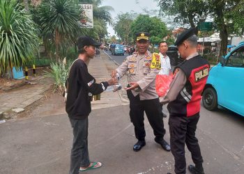 Ramadhan Berkah Dengan Berbagi Gratis Takjil Kepada Pengguna Jalan