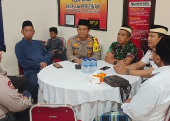 Kapolsek Cisauk Gelar Bukber Bersama Anggota Sekaligus Berikan Santunan Kepada Anak Yatim