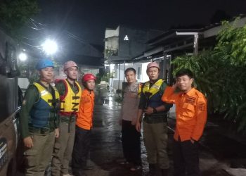Bhabinkamtibmas Polsek Ciputat Timur Beraksi: Tanggap Bencana Banjir di Kelurahan Serua Indah