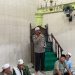 Dirbinmas Polda Metro Jaya Sholat Subuh Keliling Serahkan Al Quran dan Sembako di Jatinegara