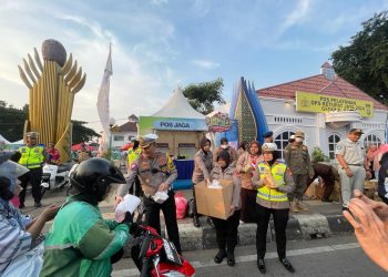 Ramadhan Berkah, Kasat Lantas Polres Metro Bekasi Bagikan Ribuan Takjil di Pos Pelayanan Gedung Juang Kabupaten Bekasi