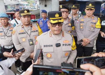 Jumpai Pemudik Perahu, Kapolres Beri Tiket Gratis Tujuan Cilincing-Muara Gembong
