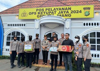 Polwan Polres Metro Bekasi Pantau Arus Lalu Lintas Di Posyan Gedung Juang Tambun
