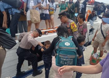 Polres Kepulauan Seribu Mengawal Kedatangan Wisatawan dengan Humanis