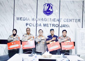 Kabid Humas Polda Metro Jaya Beri Penghargaan Kepada Kasi Humas Dan Personel Berprestasi