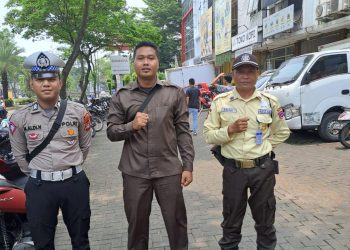 Unit Lantas Polsek Kelapa Dua Lakukan Giat Strong Point dan Edukasi Lalu Lintas di Jalan Raya Boulevard Gading Serpong
