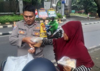 Bhabinkamtibmas Kelurahan Senayan Berbagi Nasi Kotak Kepada Masyarakat Aktif di Jalanan
