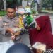 Bhabinkamtibmas Kelurahan Senayan Berbagi Nasi Kotak Kepada Masyarakat Aktif di Jalanan
