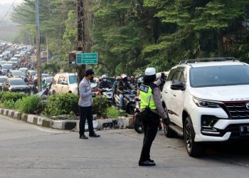 Wakapolres Metro Depok Terjun Langsung Pengaturan Lalu Lintas Urai Kemacetan