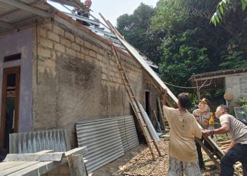 Kapolsek Tajurhalang  Membantu Memperbaiki Rumah Warga Yang Rusak Akibat Angin Kencang