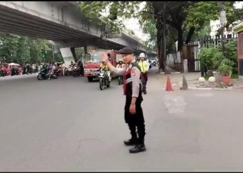 Personel Samapta Polrestro Jakbar Berikan Pelayanan Pengaturan Arus Lalu Lintas saat Jam Berangkat Kerja