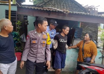 Cepat dan Tanggap, Bhabinkamtibmas Polsek Cengkareng Bersama Dinas Sosial Evakuasi Pria ODGJ Yang Mengamuk