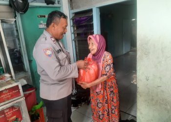 Bhabinkamtibmas Kel. Jatinegara Polsek Cakung berbagi kepada warga yang kurang mampu