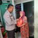 Bhabinkamtibmas Kel. Jatinegara Polsek Cakung berbagi kepada warga yang kurang mampu