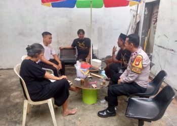 Bhabinkamtibmas Polsek Palmerah Sambangi Warga Di Kota Bambu Selatan