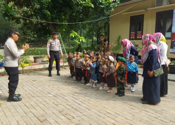 Kapolsek Kepulauan Seribu Selatan Terima Kunjungan PAUD Tunas Bahari Pulau Tidung: Mengenalkan Profesi Polri secara Humanis
