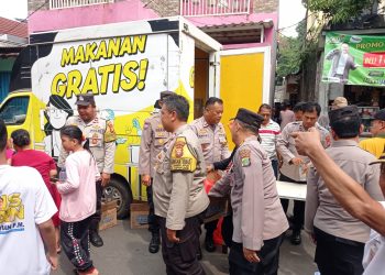Bentuk Kepedulian Sesama, Polrestro Jaktim Bagikan 300 Paket Nasi Box Kepada Warga Yang Membutuhkan