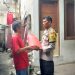 Ringankan Beban Masyarakat, Bhabinkamtibmas Polsek Cakung Beri Bantuan Gula dan Beras