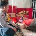 Eratkan Tali Kasih Dengan Warga, Bhabinkamtibmas Desa Burangkeng Jenguk Warga Sakit